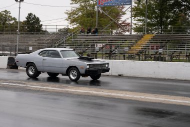 Arabalarını halka açık ücretsiz bir etkinlikte test eden sürücüler 10-03-2020 'de Milan Dragway' de fotoğraf çekebilirler.