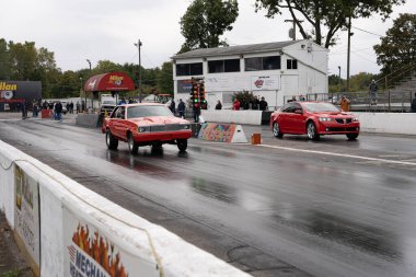 Arabalarını halka açık ücretsiz bir etkinlikte test eden sürücüler 10-03-2020 'de Milan Dragway' de fotoğraf çekebilirler.