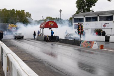Arabalarını halka açık ücretsiz bir etkinlikte test eden sürücüler 10-03-2020 'de Milan Dragway' de fotoğraf çekebilirler.