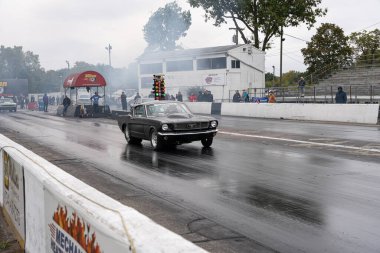 Arabalarını halka açık ücretsiz bir etkinlikte test eden sürücüler 10-03-2020 'de Milan Dragway' de fotoğraf çekebilirler.