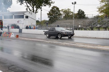 Arabalarını halka açık ücretsiz bir etkinlikte test eden sürücüler 10-03-2020 'de Milan Dragway' de fotoğraf çekebilirler.