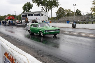 Arabalarını halka açık ücretsiz bir etkinlikte test eden sürücüler 10-03-2020 'de Milan Dragway' de fotoğraf çekebilirler.