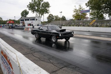 Arabalarını halka açık ücretsiz bir etkinlikte test eden sürücüler 10-03-2020 'de Milan Dragway' de fotoğraf çekebilirler.