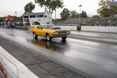 Arabalarını halka açık ücretsiz bir etkinlikte test eden sürücüler 10-03-2020 'de Milan Dragway' de fotoğraf çekebilirler.