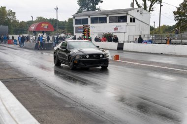 Arabalarını halka açık ücretsiz bir etkinlikte test eden sürücüler 10-03-2020 'de Milan Dragway' de fotoğraf çekebilirler.