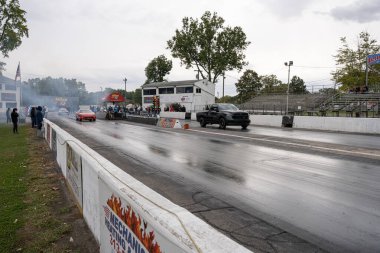 Arabalarını halka açık ücretsiz bir etkinlikte test eden sürücüler 10-03-2020 'de Milan Dragway' de fotoğraf çekebilirler.