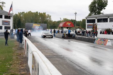 Arabalarını halka açık ücretsiz bir etkinlikte test eden sürücüler 10-03-2020 'de Milan Dragway' de fotoğraf çekebilirler.