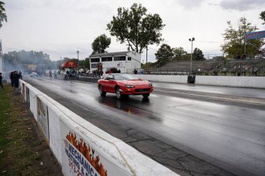 Arabalarını halka açık ücretsiz bir etkinlikte test eden sürücüler 10-03-2020 'de Milan Dragway' de fotoğraf çekebilirler.