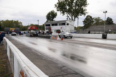 Arabalarını halka açık ücretsiz bir etkinlikte test eden sürücüler 10-03-2020 'de Milan Dragway' de fotoğraf çekebilirler.