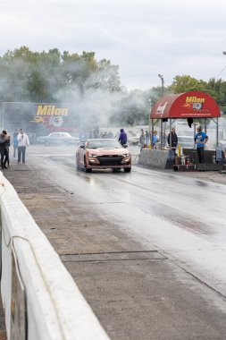 Arabalarını halka açık ücretsiz bir etkinlikte test eden sürücüler 10-03-2020 'de Milan Dragway' de fotoğraf çekebilirler.