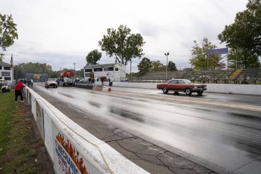 Arabalarını halka açık ücretsiz bir etkinlikte test eden sürücüler 10-03-2020 'de Milan Dragway' de fotoğraf çekebilirler.