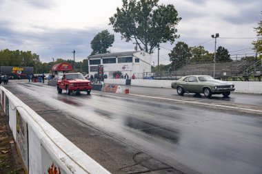 Arabalarını halka açık ücretsiz bir etkinlikte test eden sürücüler 10-03-2020 'de Milan Dragway' de fotoğraf çekebilirler.