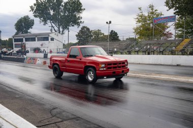 Arabalarını halka açık ücretsiz bir etkinlikte test eden sürücüler 10-03-2020 'de Milan Dragway' de fotoğraf çekebilirler.