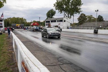 Arabalarını halka açık ücretsiz bir etkinlikte test eden sürücüler 10-03-2020 'de Milan Dragway' de fotoğraf çekebilirler.