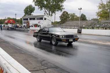 Arabalarını halka açık ücretsiz bir etkinlikte test eden sürücüler 10-03-2020 'de Milan Dragway' de fotoğraf çekebilirler.