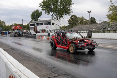 Arabalarını halka açık ücretsiz bir etkinlikte test eden sürücüler 10-03-2020 'de Milan Dragway' de fotoğraf çekebilirler.