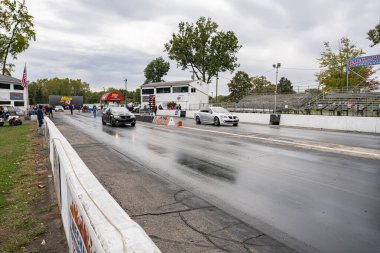 Arabalarını halka açık ücretsiz bir etkinlikte test eden sürücüler 10-03-2020 'de Milan Dragway' de fotoğraf çekebilirler.