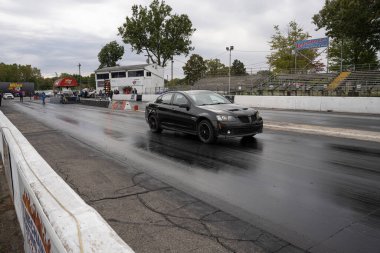 Arabalarını halka açık ücretsiz bir etkinlikte test eden sürücüler 10-03-2020 'de Milan Dragway' de fotoğraf çekebilirler.