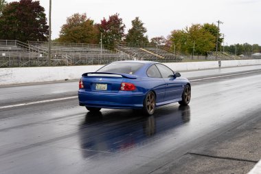 Arabalarını halka açık ücretsiz bir etkinlikte test eden sürücüler 10-03-2020 'de Milan Dragway' de fotoğraf çekebilirler.