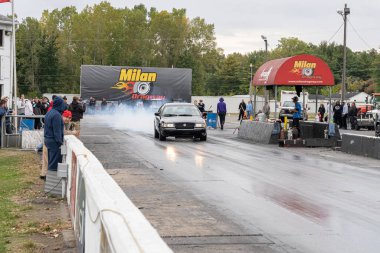 Arabalarını halka açık ücretsiz bir etkinlikte test eden sürücüler 10-03-2020 'de Milan Dragway' de fotoğraf çekebilirler.