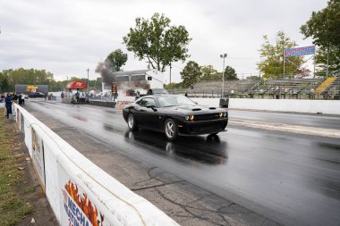Arabalarını halka açık ücretsiz bir etkinlikte test eden sürücüler 10-03-2020 'de Milan Dragway' de fotoğraf çekebilirler.