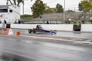 Arabalarını halka açık ücretsiz bir etkinlikte test eden sürücüler 10-03-2020 'de Milan Dragway' de fotoğraf çekebilirler.