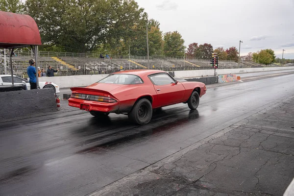 Arabalarını halka açık ücretsiz bir etkinlikte test eden sürücüler 10-03-2020 'de Milan Dragway' de fotoğraf çekebilirler.