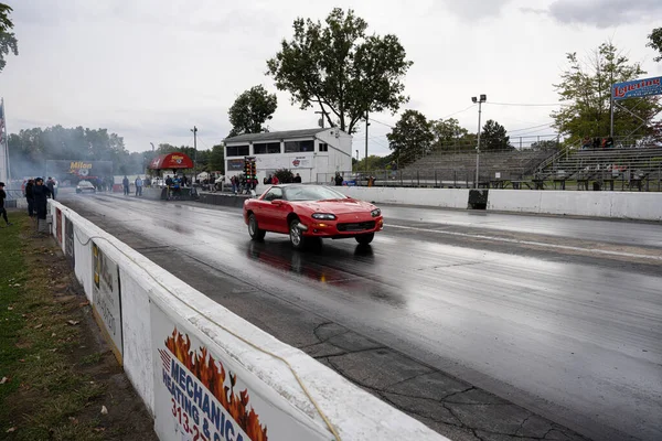 Arabalarını halka açık ücretsiz bir etkinlikte test eden sürücüler 10-03-2020 'de Milan Dragway' de fotoğraf çekebilirler.