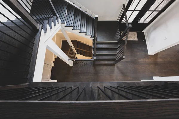 Blick Auf Eine Moderne Treppe Die Hinunter Die Etagen Unter — Stockfoto