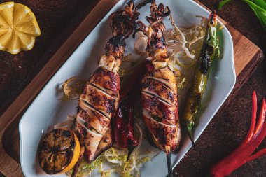 Lezzetli sebzelerle kızartılmış mürekkepbalığı.