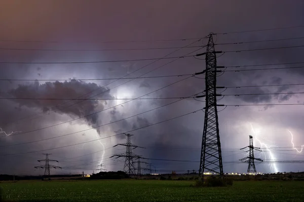 雷の嵐でプラハ チェコ共和国での高電圧電気マストのシルエット — ストック写真