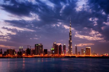 Güzel bir gece dubai şehir manzarası. En yüksek dünya binalar üzerinde dramatik bulutlar. Fastinaciting yansıması gökdelenler iş Bay Area, Dubai, Birleşik Arap Emirlikleri