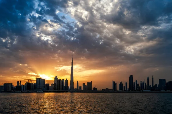 Vackra Dubai Downtown Silhuett Dramatisk Solnedgång Moln Regnig Kväll Fastinaciting — Stockfoto