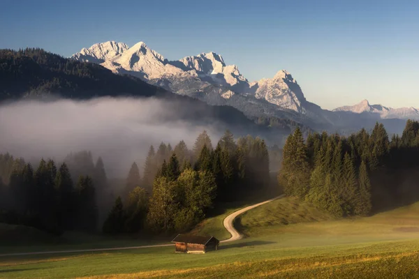 Wetterstein Vista Montanha Durante Manhã Outono Céu Nublado Floresta Nebulosa — Fotografia de Stock