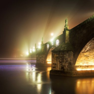 Yoğun sonbahar sisi ile gece boyunca Charles köprüsü yansıması, Prag, Çek Cumhuriyeti