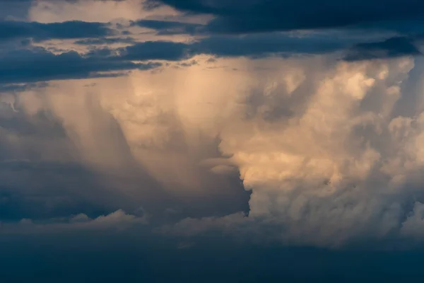 Stormy sky with heavy clouds. — ストック写真