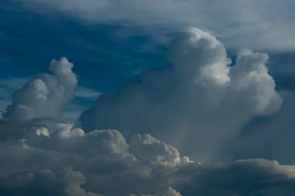 Stormachtige lucht met zware wolken. — Stockfoto
