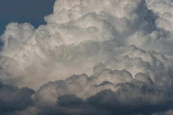 Stormy sky with heavy clouds. — ストック写真