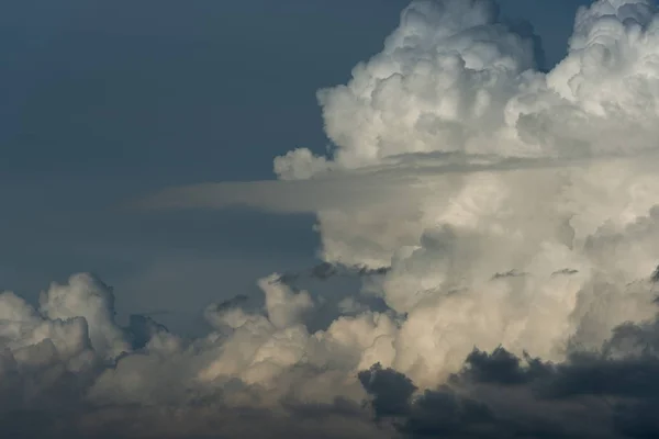 Штормовое небо с тяжелыми тучами . — стоковое фото