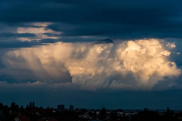 Stormig himmel med tunga moln. — Stockfoto