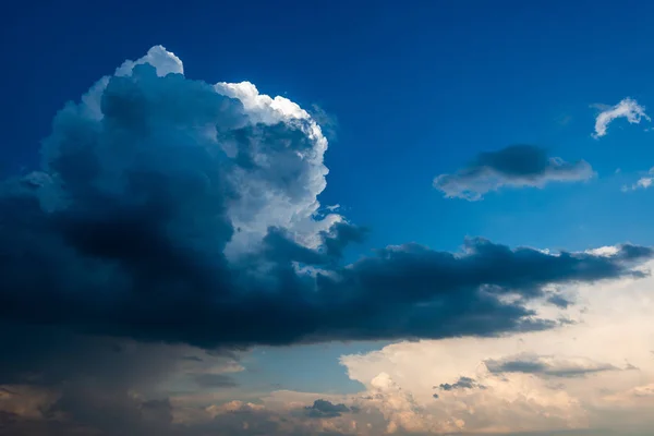 Stormy sky with heavy clouds. — 图库照片