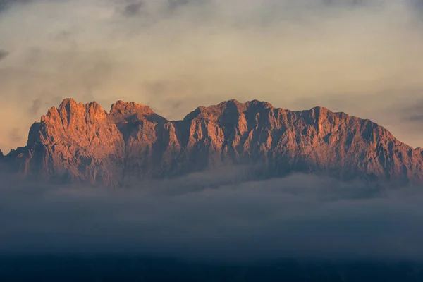 Widok na góry Karwendel jesienią wieczorem. Obraz Stockowy