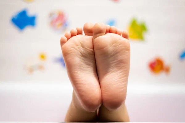 Bebe Dans La Salle De Bain Detail Des Pieds Humides Mignons Couverts De Chaud Doux Rire Stock Photo