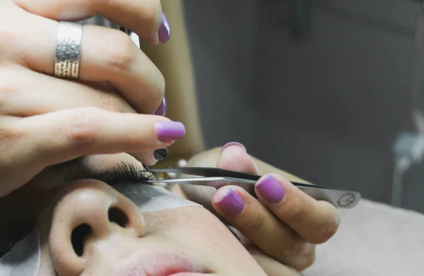 Eyelash Extension Procedure 눈썹을 여인의 느슨하게 선택적으로 집중하라 — 스톡 사진