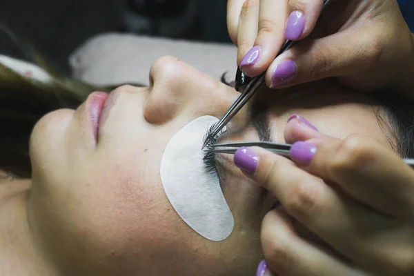 Eyelash Extension Procedure 눈썹을 여인의 느슨하게 선택적으로 집중하라 — 스톡 사진