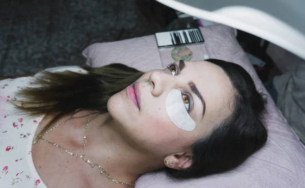 Mujer Ojos Color Miel Preparándose Para Tratamiento Extensión Pestañas — Foto de Stock