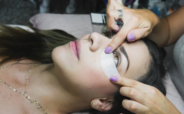 Mujer Ojos Color Miel Preparándose Para Tratamiento Extensión Pestañas — Foto de Stock