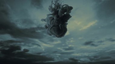 Kara hareket eden bulut. Soyut pıhtı mürekkebi. Bulanık gökyüzü arkaplanı