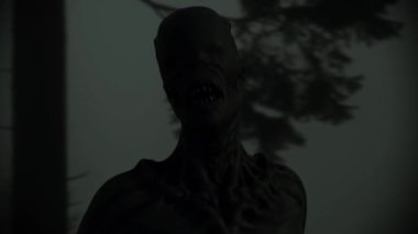 Ormanın arka planında bir canavar. Gri hava. Karanlık atmosfer