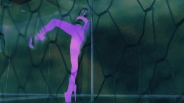 Kız bir direğin üzerinde dans ediyor. Demir tel hareket halinde. Çift pozlama efekti